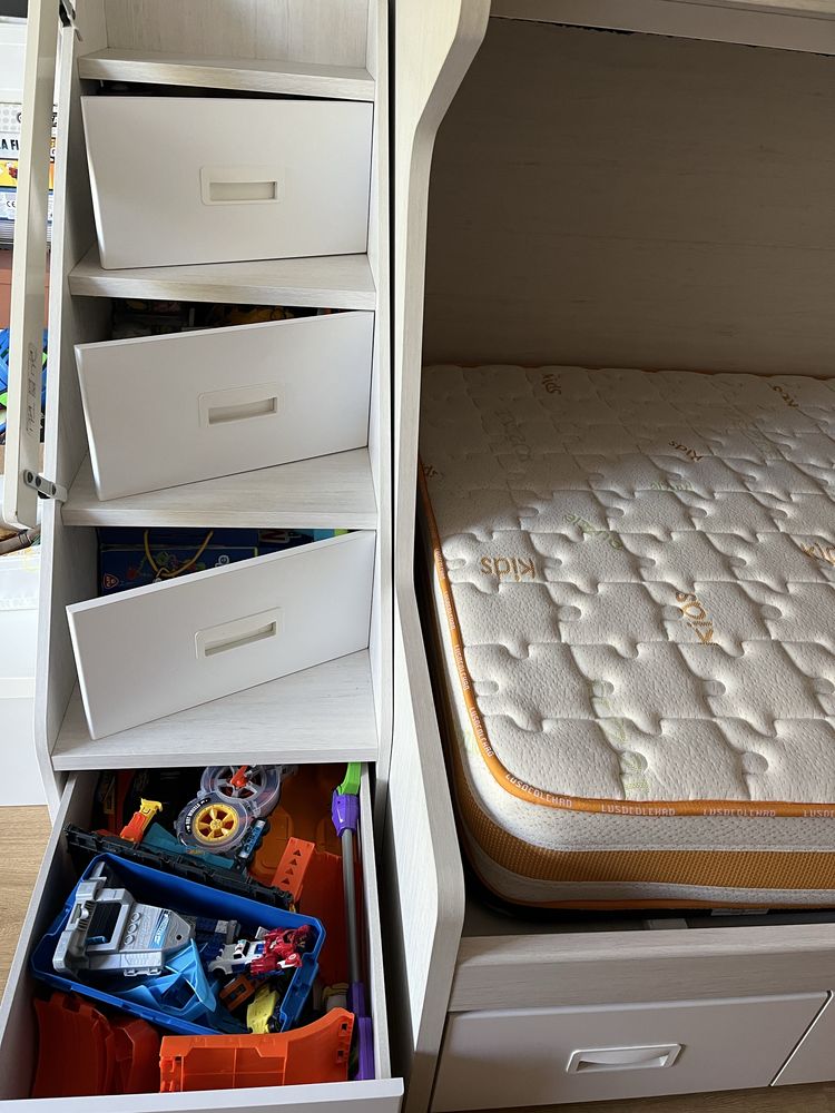 Cama beliche de criança com arrumacao
