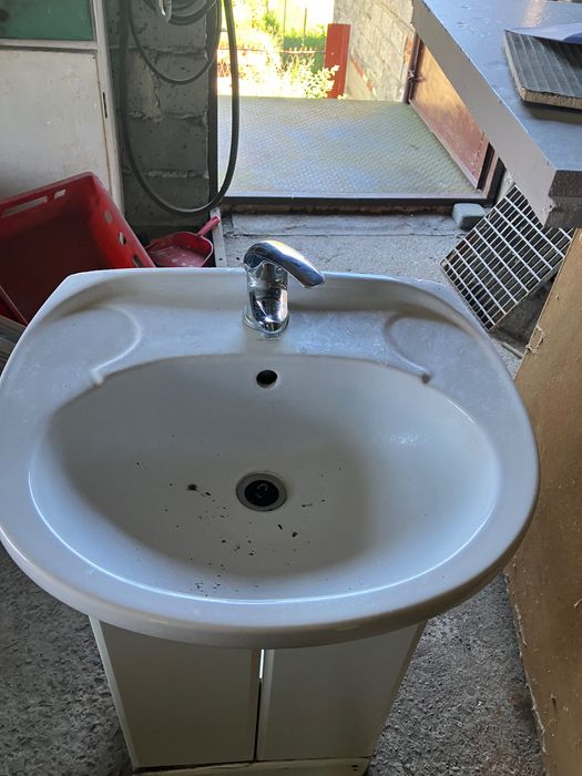 Umywalka łazienkowa na szafce, z baterią