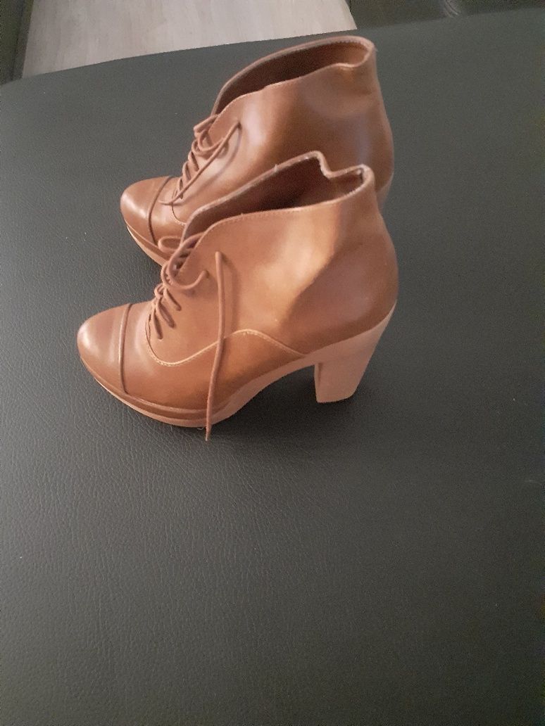 Botins da marca stradivarius