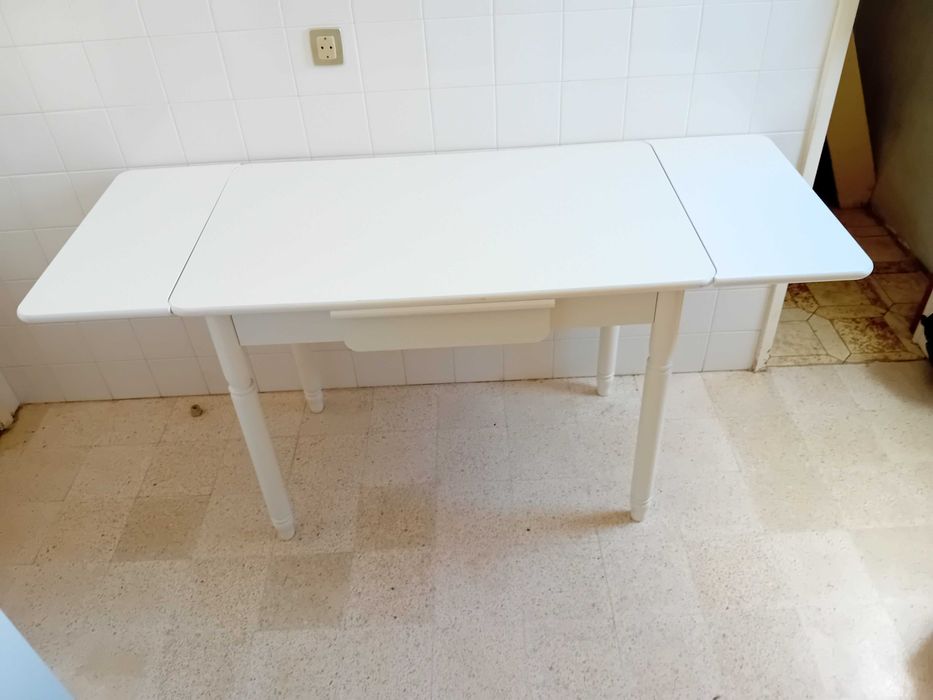 Mesa de cozinha branca