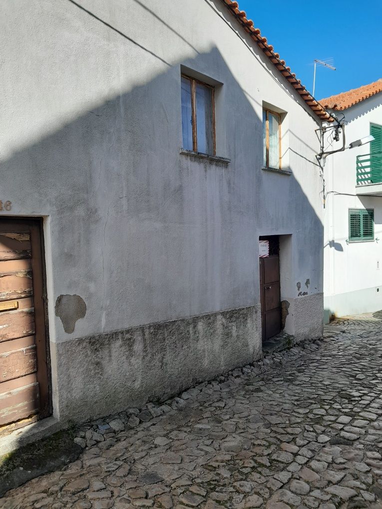 Moradia T2 para reconstrução em Ferro - Covilhã - Reservado