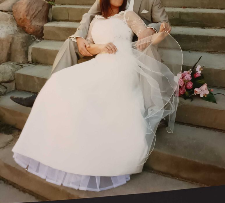 Romantyczna suknia ślubna z koronką i trenem rozmiar 40, wzrost 160cm