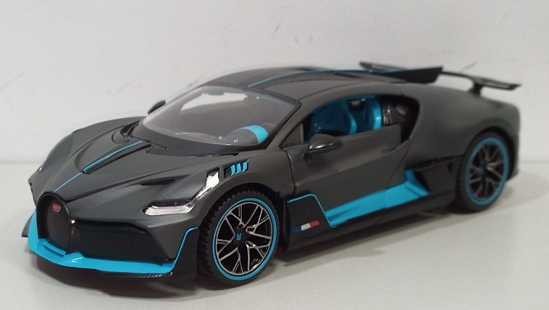 Bugatti Divo металлическая модель 1:24 RASTAR