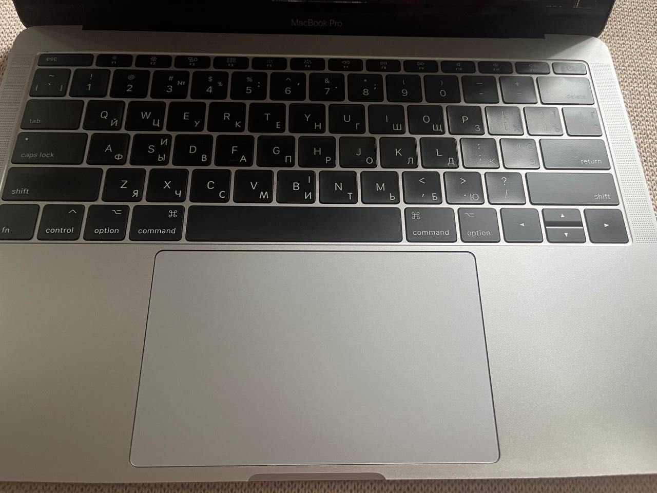 Продам MacBook Pro 13 2017 года (A1708) 8/256