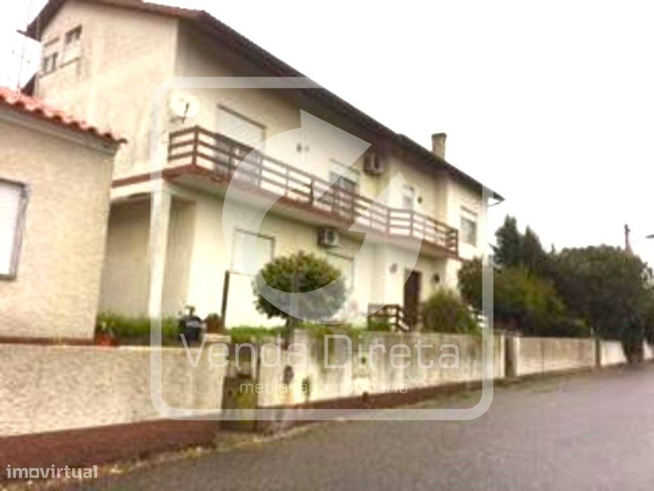 Moradia T8, bi-familiar, em Montalvo, Constância.