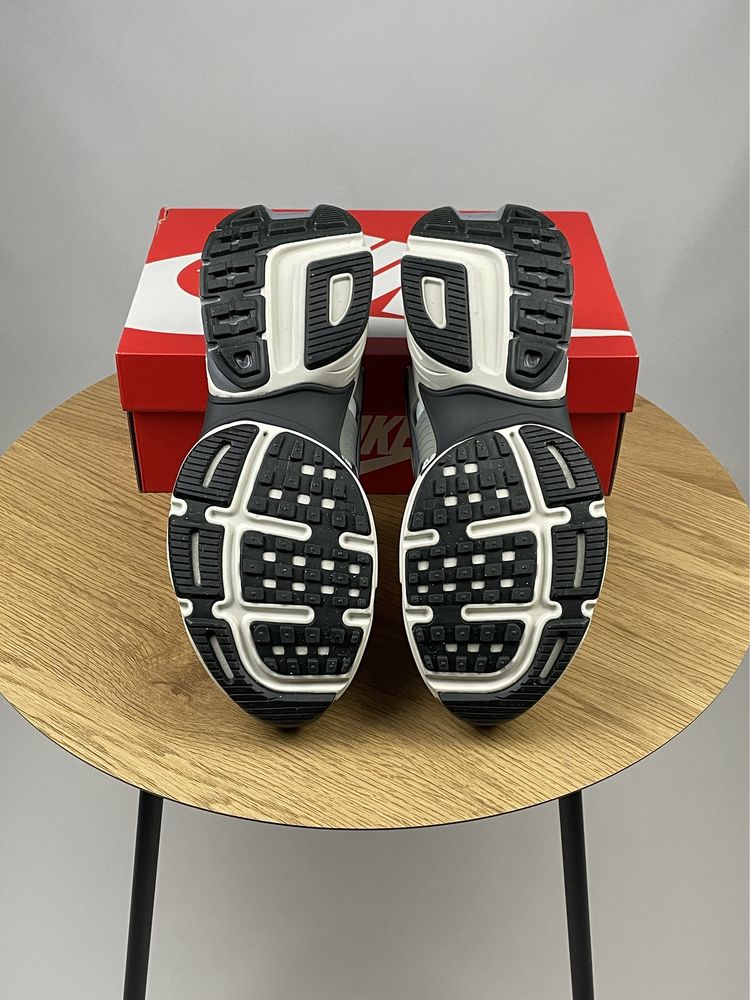 Кросівки Nike V2K Run (EU 44) оригінал сірі чоловічі FD0736-003