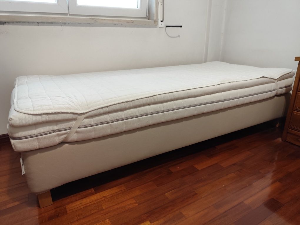 Estrutura de cama 90x200 com colchão e capa protetora. 
Como novo.
Mar
