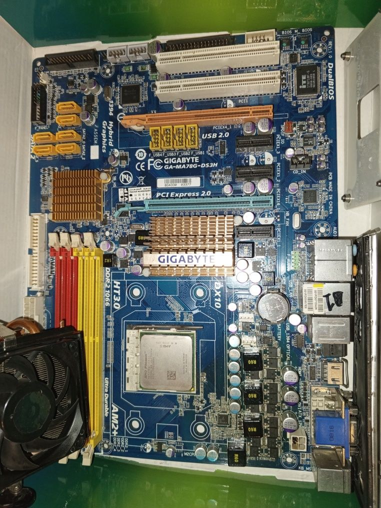 Płyta główna Gigabyte z procesorem phenom