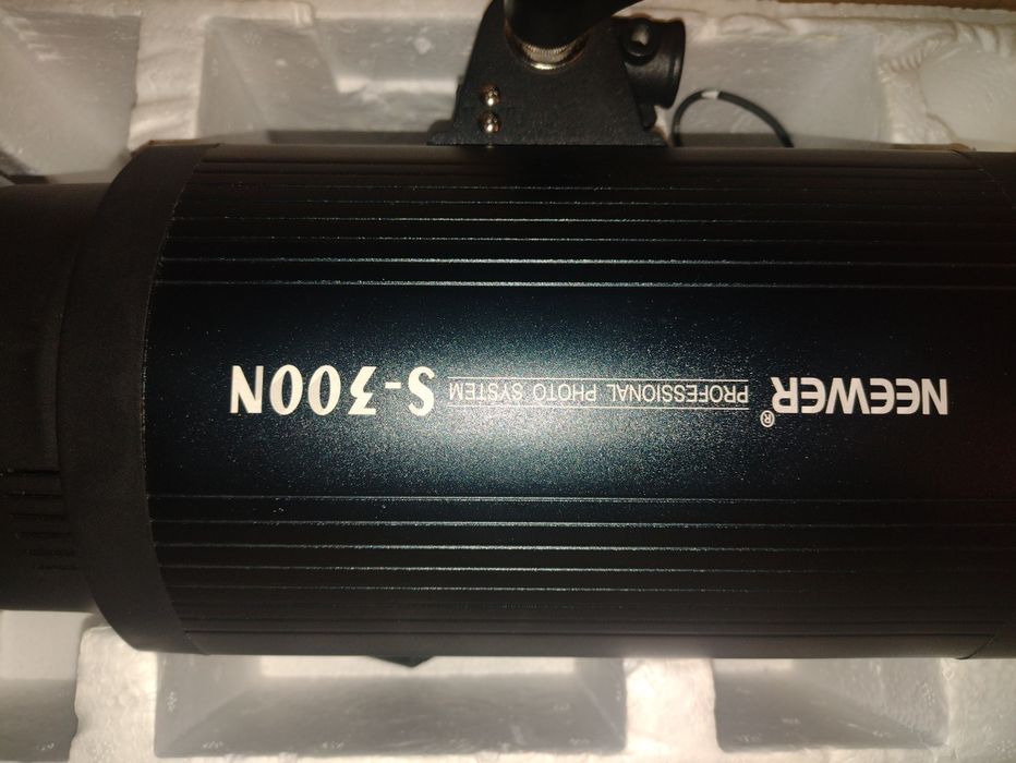 Lampa studyjna Neewer S-300N