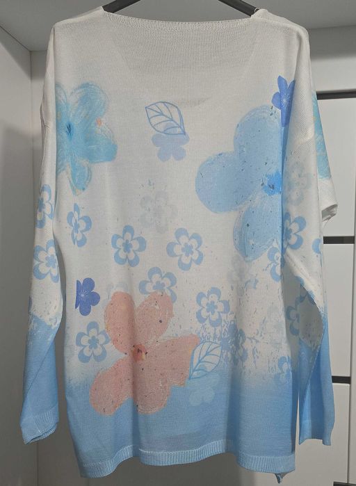 Pastelowy sweter w kwiaty błękit róż wiosenny styl luźny krój