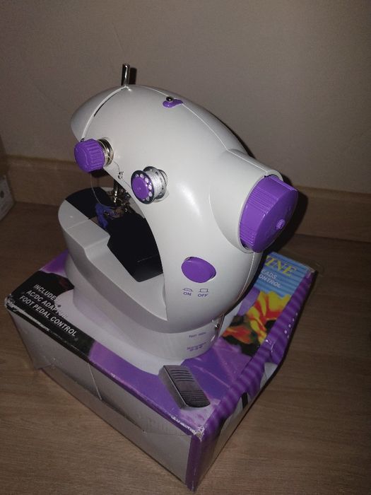 Máquina de Costura Mini SM-202A USADA (Ótimo Estado, Completa)