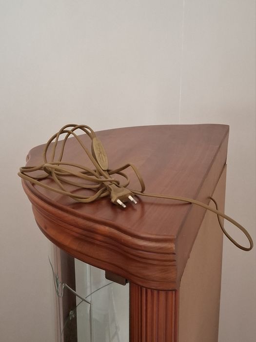 Cristaleira em madeira de mogno