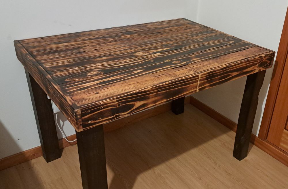 Mesa feita de paletes