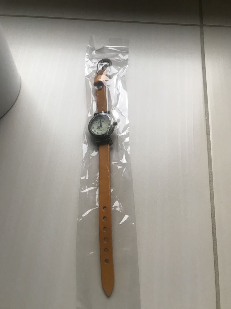 Zegarek z pomarańczowym paskiem