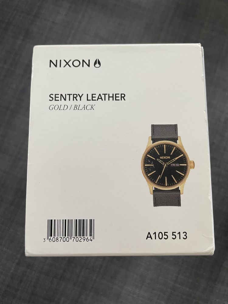 Czarno- zloty zegarek Nixon the Sentry A105513