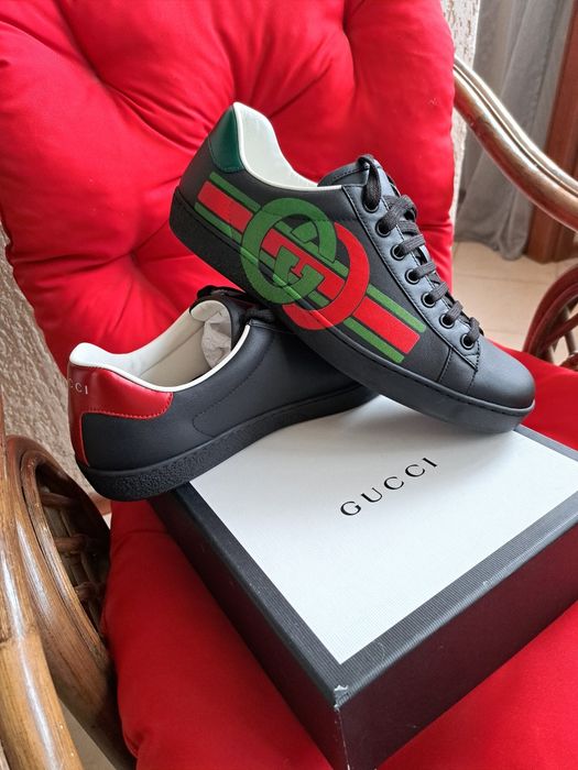 Кроссовки фирменные