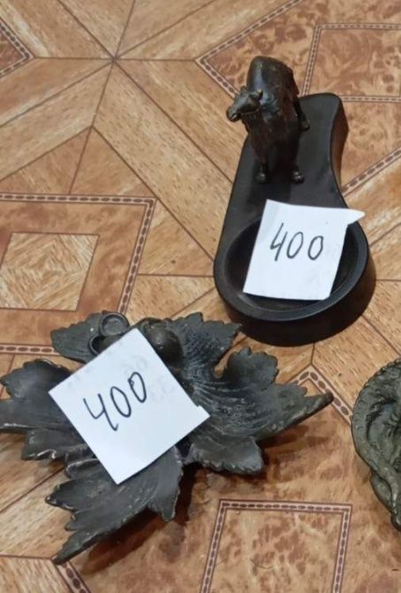 Попільнички,статуетки, підсвічники -бронзові.