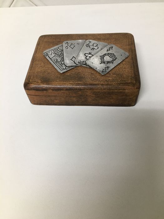 Caixinha em madeira e estanho.