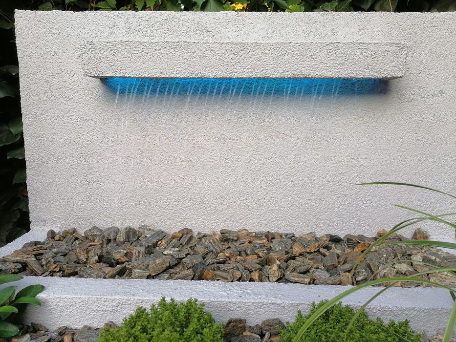 Duża fontanna z donicą do ogrodu, na taras do hotelu