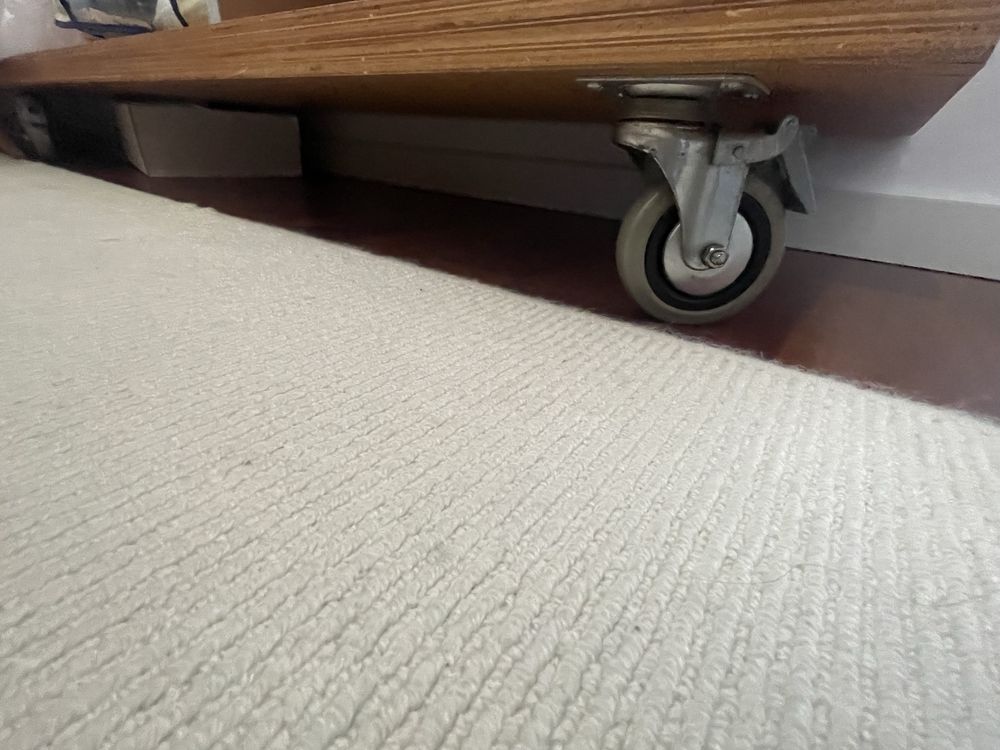 Movel Sala ou quarto madeira maciça com rodas