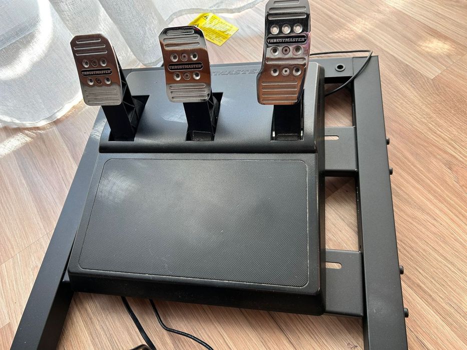 Stojak next level racing z kierownicą thrustmaster t150rs