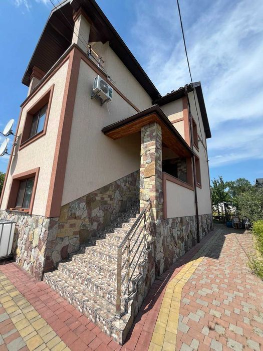 Продається сучасний приватний будинок с. Угринів 252 м2, 10 сот землі