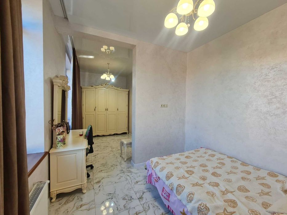 Хозяйский частный дом с гаражом на Таирова Левитана Королева