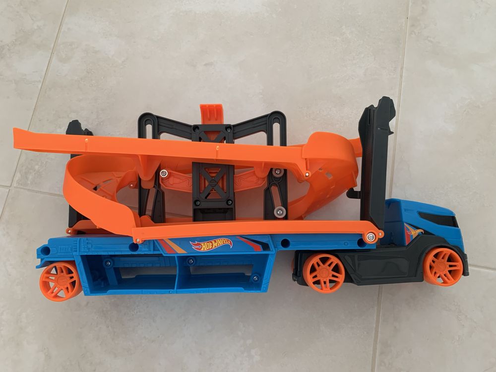 Jak nowa ciężarówka hotwheels z 2 zjeżdżalniami