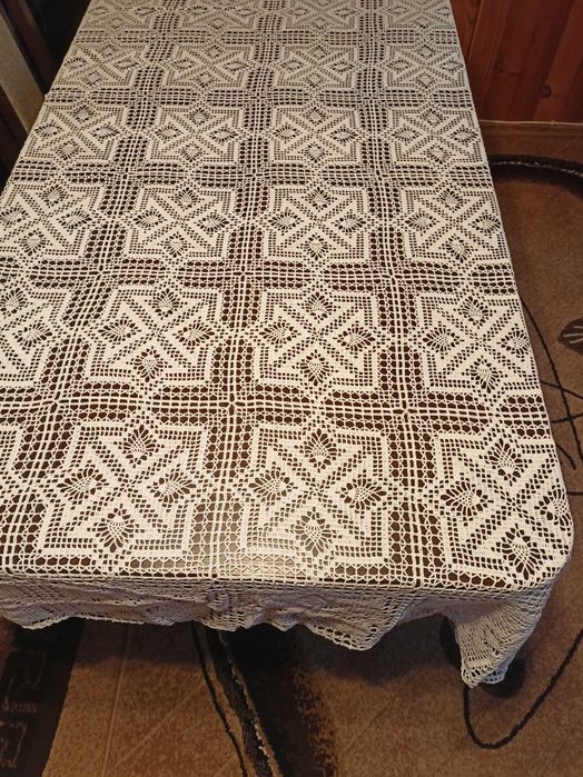 Piękny obrus szydełkowy na duży stół
