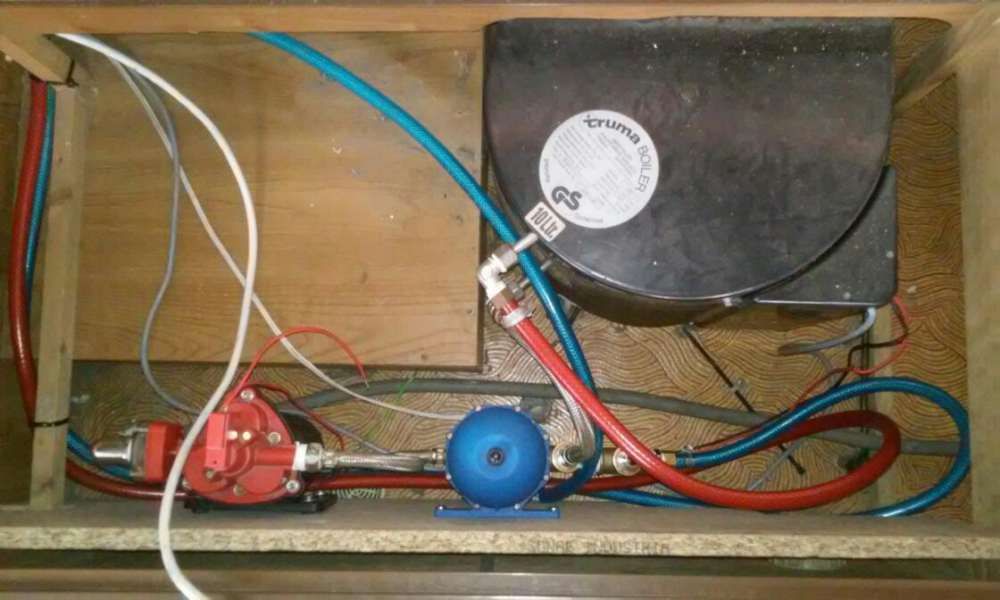 Monto paineis fotovoltaicos em Auto-caravanas