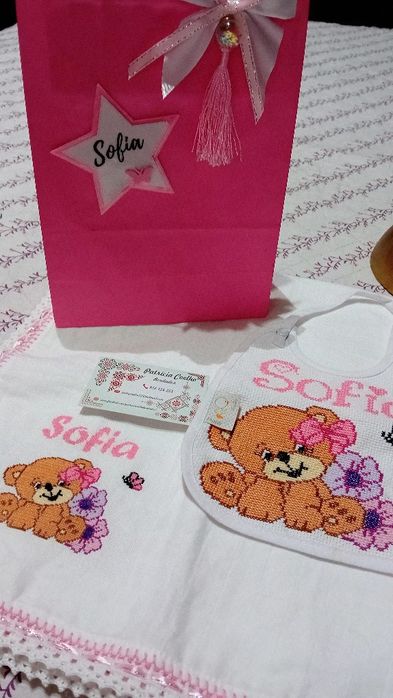 Fralda e babete bordada