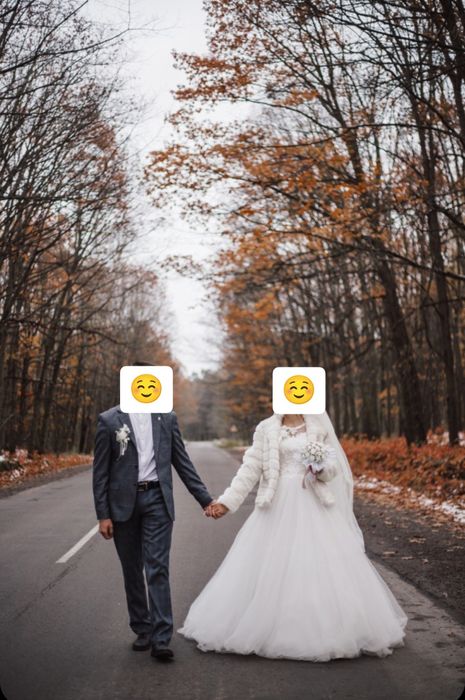 весільна сукня кольору айворі