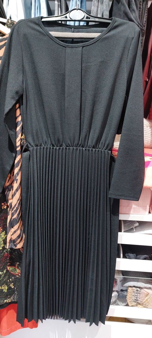 Włoska sukienka mała czarna r.M