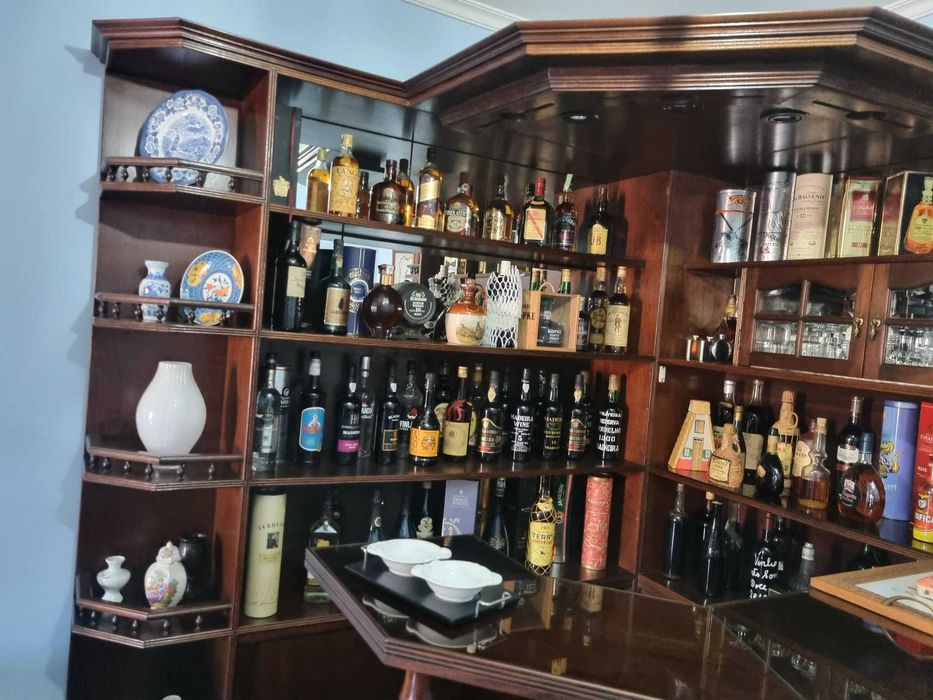 Bar em madeira mogno