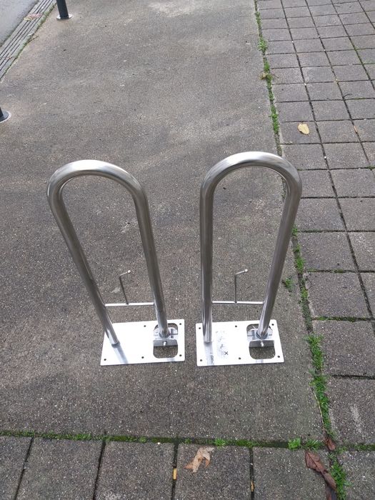Duas barras de apoio para banhos ou sanitários em inóx como novoas.