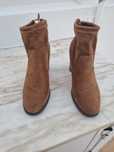 Botas castanhas novas