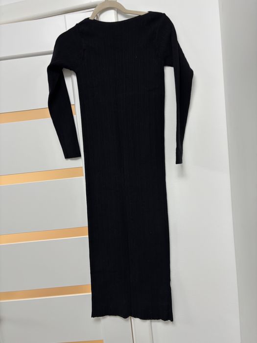 Чорна трикотажна сукня в рубчик