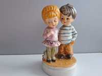 Śliczna figurka chłopca i dziewczynki, wykonana z delikatnej porcelany