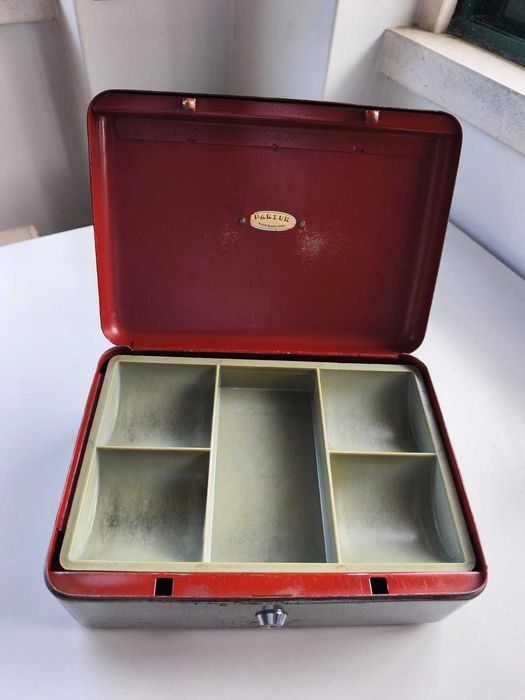 Cofre metálico pequeno