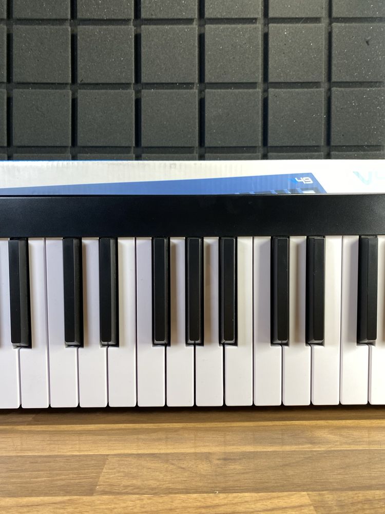 MIDI клавиатура Alesis V49