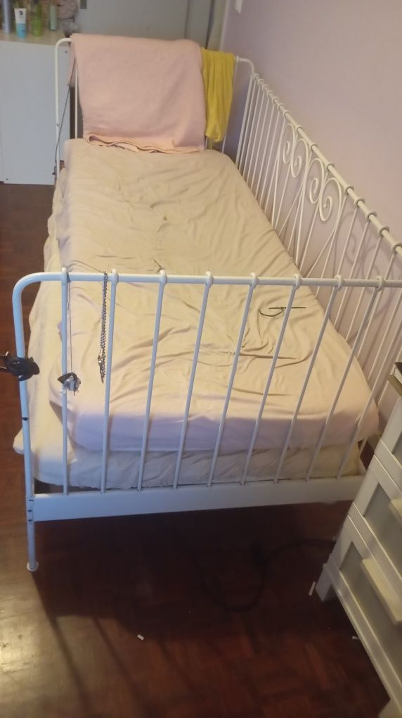 Cama de solteiro em ferro