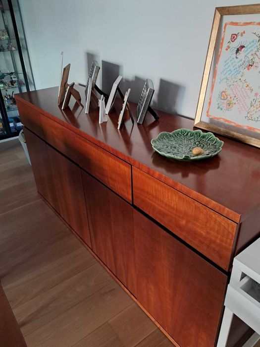 Sala de jantar : Mesa de jantar extensível + aparador + 4 cadeiras.