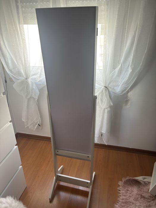 Espelho com espaço para porta-jóias