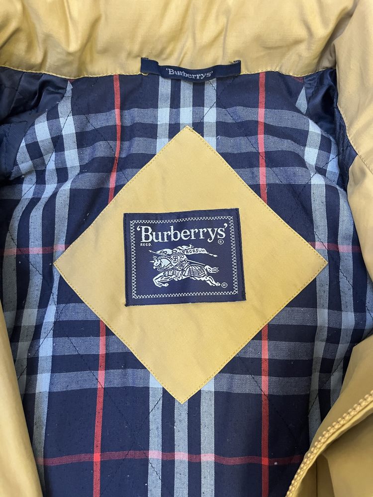 Casaco burberry mostarda