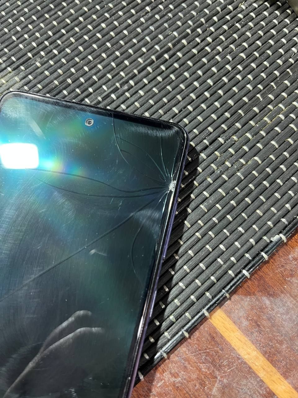 Продам Samsung Galaxy A72 8/256GB стан на фото є не великий скол