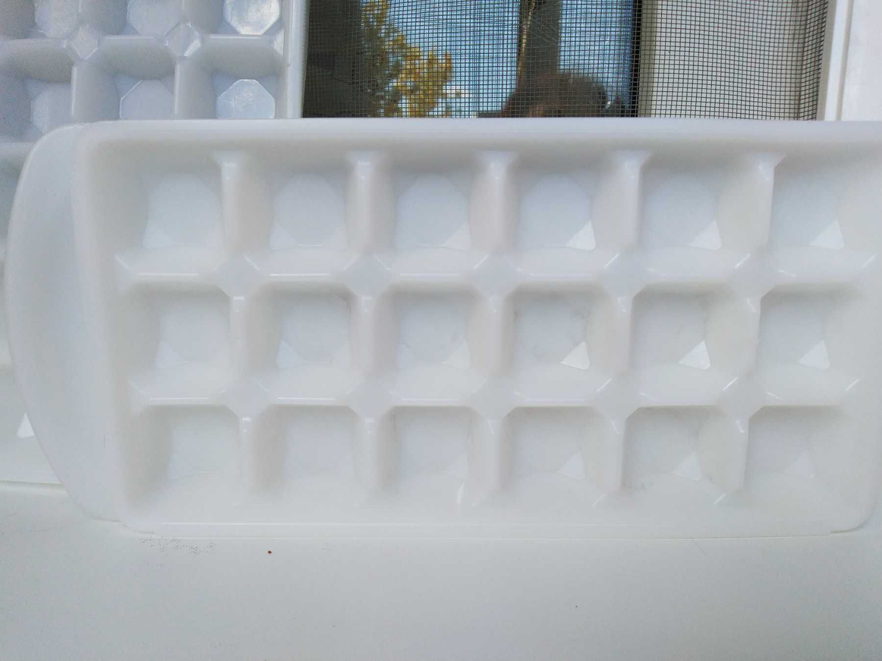 ледница для холодильника ,пластик,фома для льда,18 кубиков