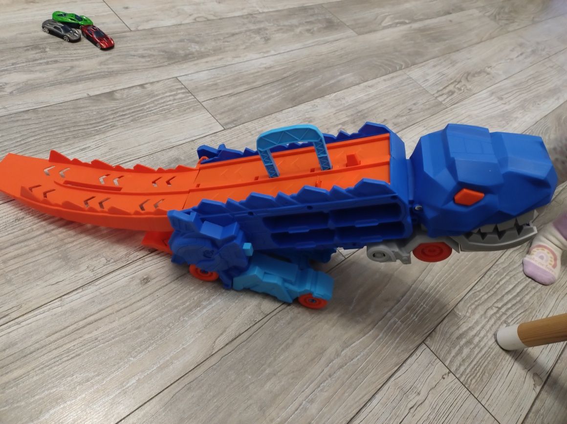 Ciężarówka dinozaur z torem wyścigowym + 4 autka.