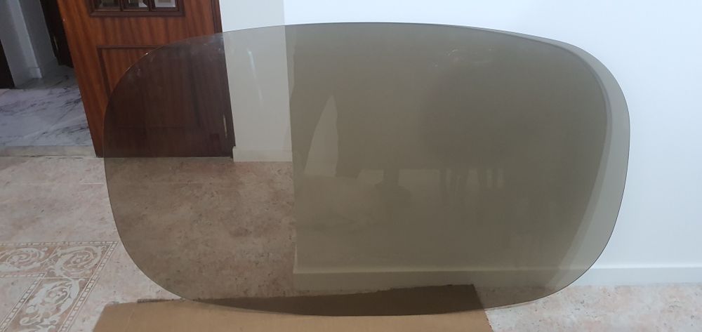 Tampo de mesa em vidro temperado fumê.