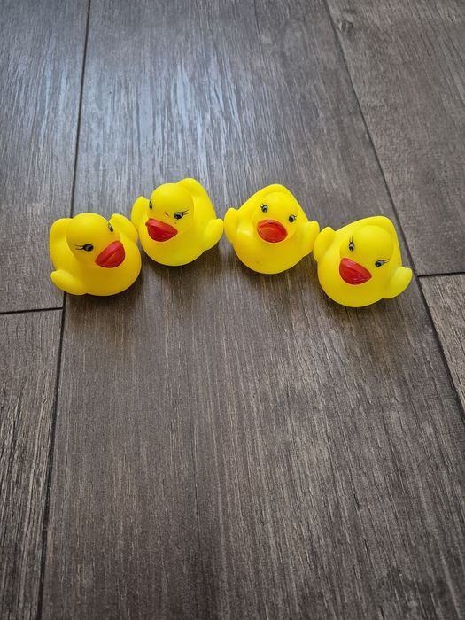 Zestaw komplet 4 małe żółte kaczuszki gumowe używane