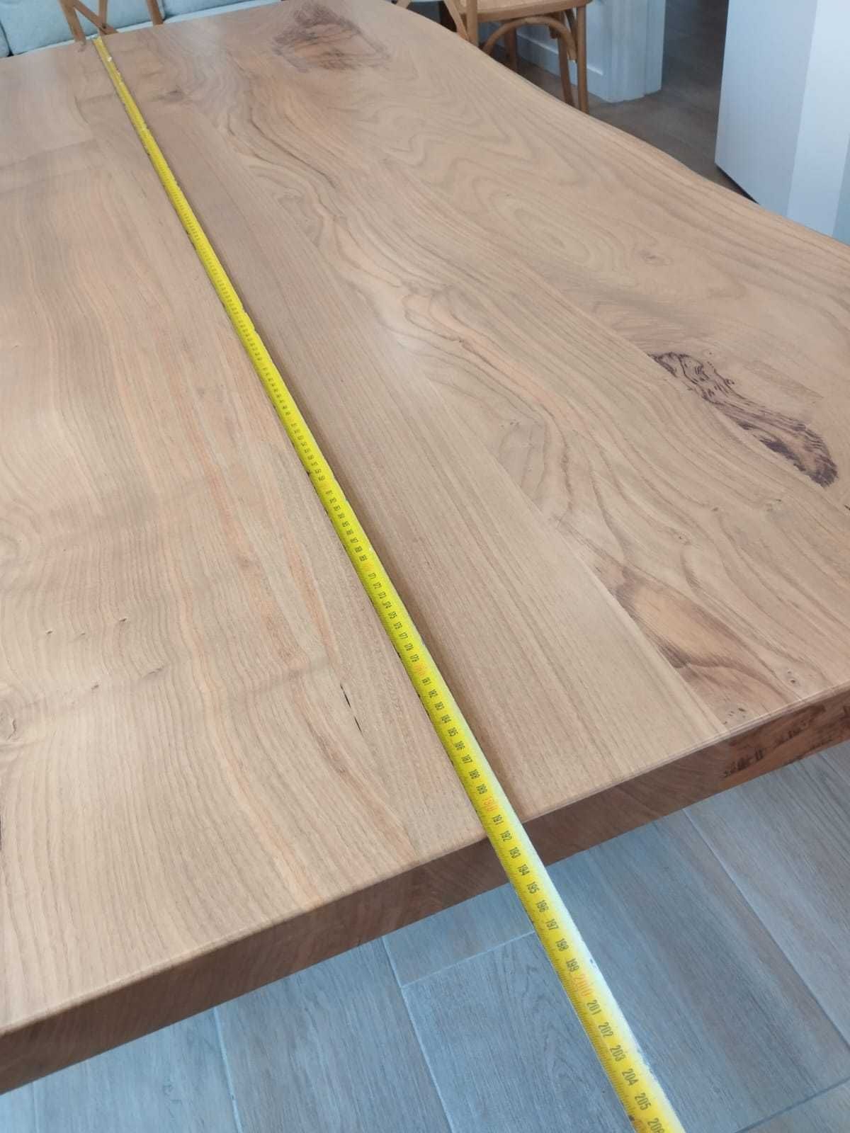 Mesa de castanho com medidas irregulares.